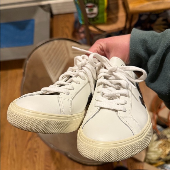 EUC Veja White Sneakers with Black Accents EU size 36 US size 5 - Picture 4 of 6